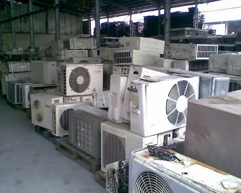 فني شركة Old AC Buyer يقوم بفحص مكيف سكراب قبل شرائه في الدمام