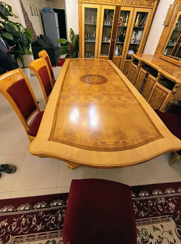 طقم طاولة طعام مستعمل للبيع في الدمام – تصميم خشبي أنيق مع كراسي مبطنة باللون الأحمر