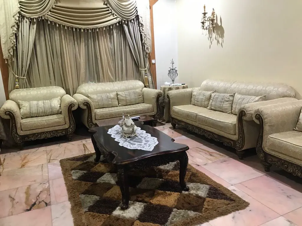 طقم أثاث بيج أنيق لغرفة المعيشة في الدمام.