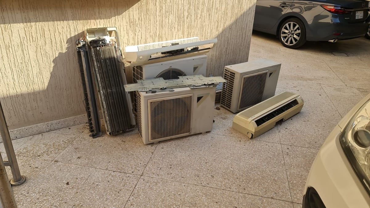 وحدات مكيفات هواء مستعملة مكدسة في الهواء الطلق بالدمام