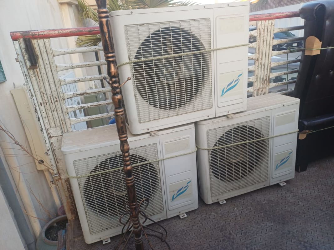 وحدات مكيف هواء سبليت خارجية مستعملة مكدسة معًا في الدمام