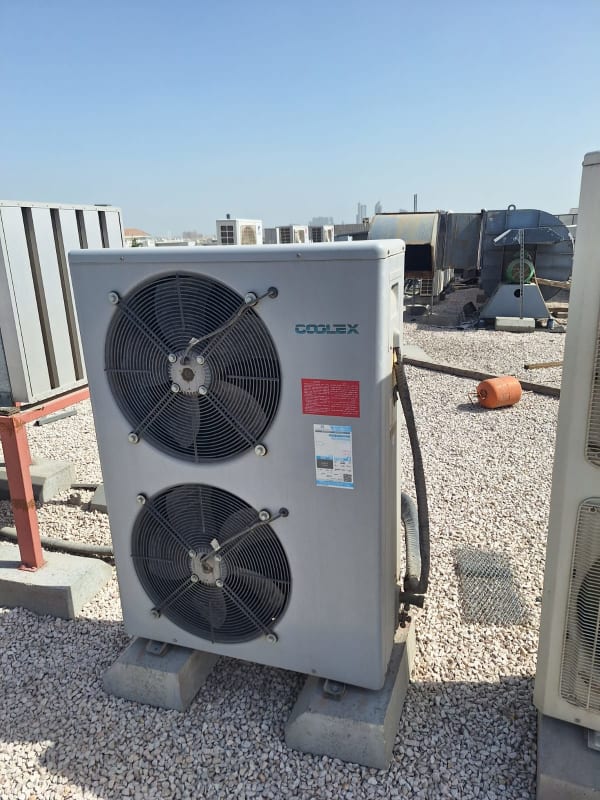 مكيف كولكس مستعمل مزود بمروحتين على سطح مبنى في الدمام.