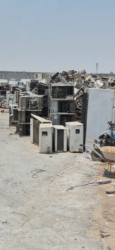 مكيفات هواء خردة مكدسة في الهواء الطلق بالدمام.