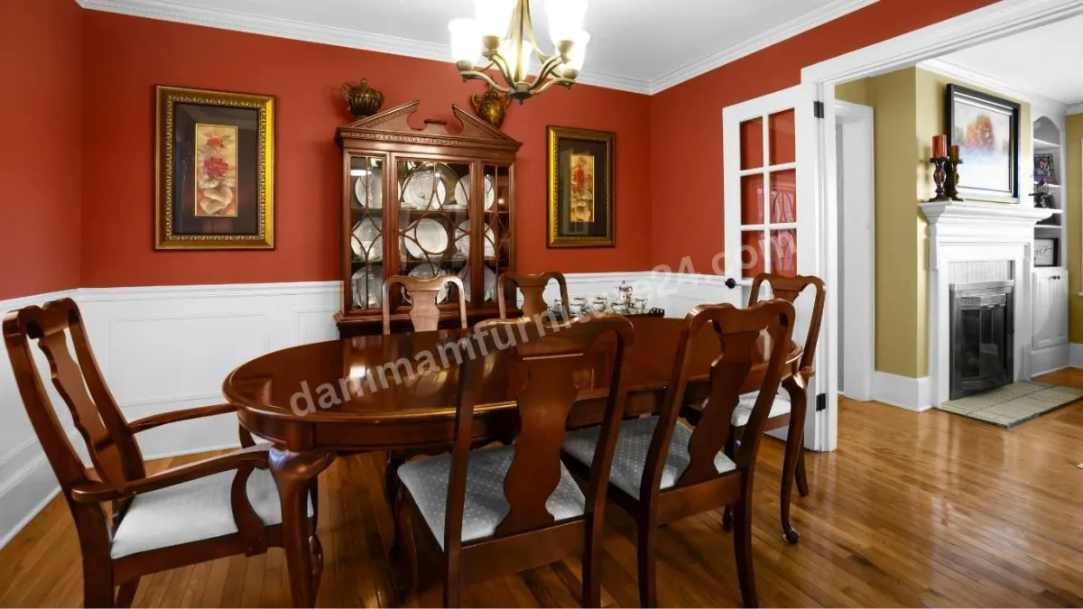 الأثاث المنزلي الحديث والكلاسيكي في غرفة المعيشة