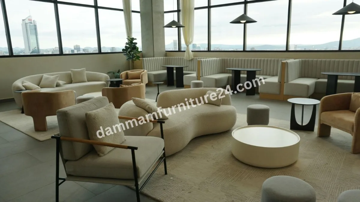 أثاث مكتبي وتجاري حديث في الدمام يشمل مكاتب وكراسي وخزائن عالية الجودة