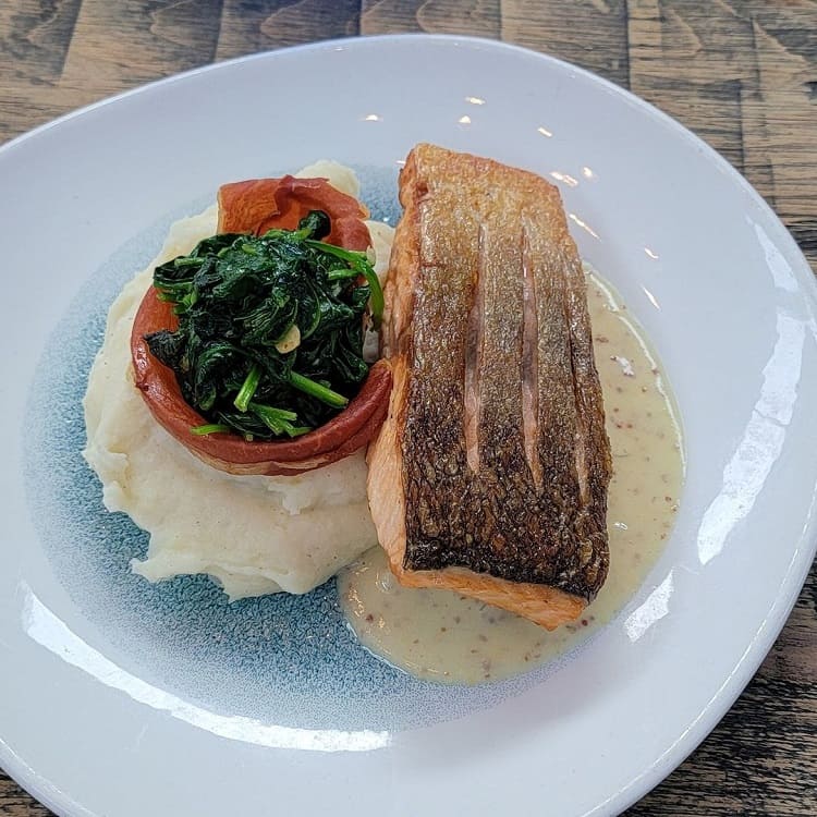 Blackwall Hitch is a famous seafood destination for anyone who sometimes get a craving for new American food