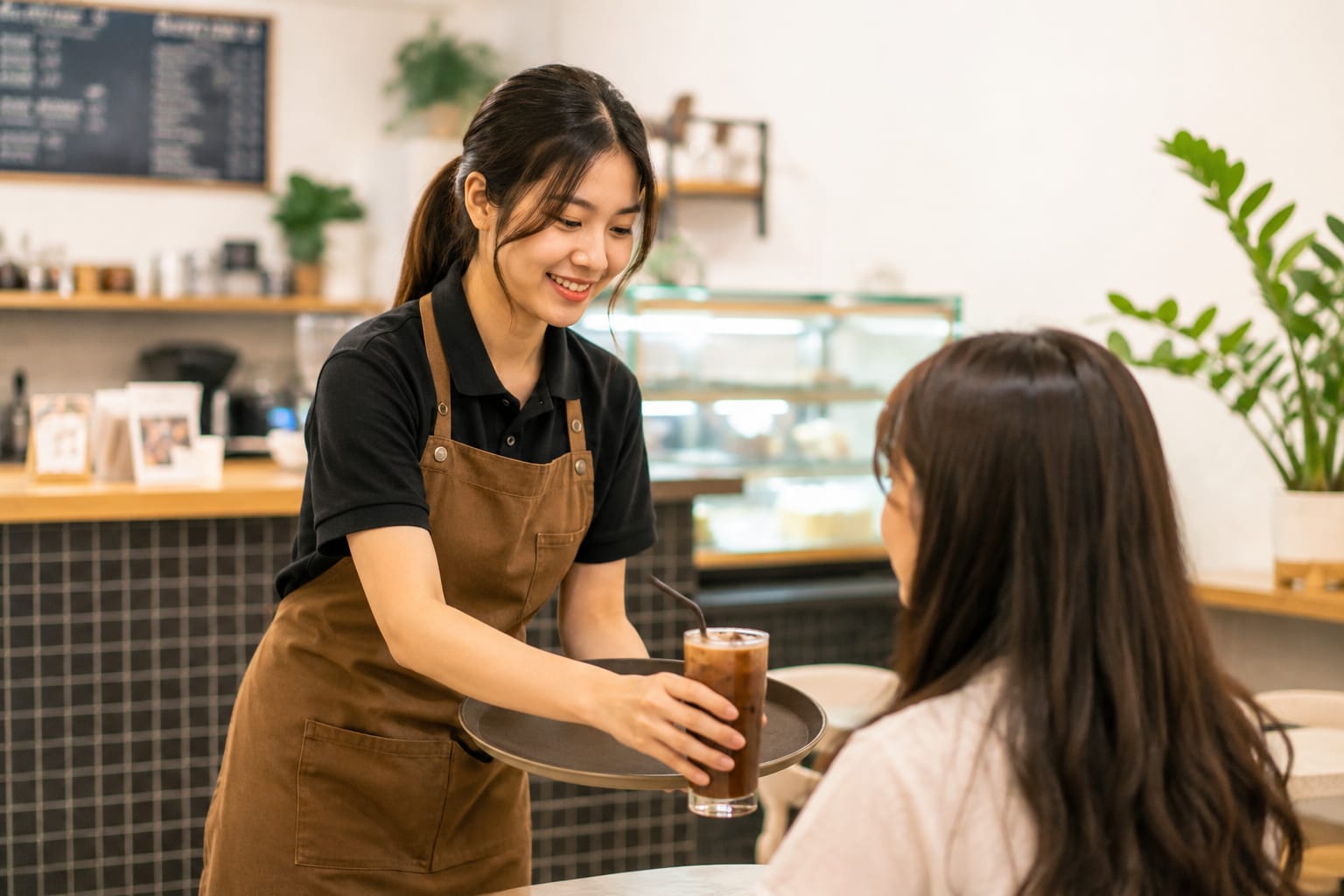 Việc làm phục vụ quán cafe cần những gì? Người mới có làm được không?