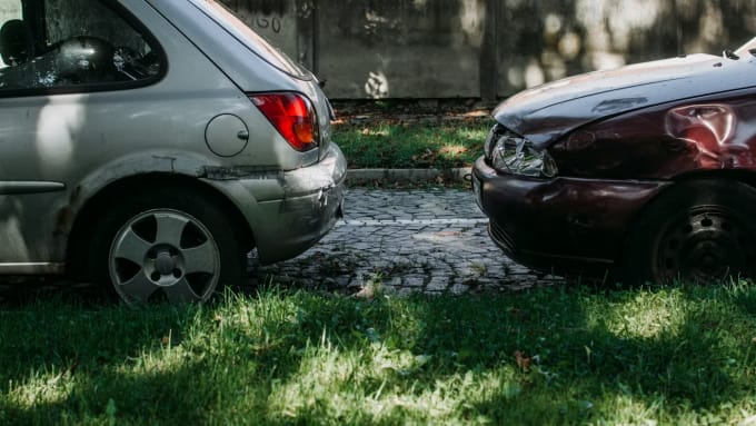Two cars with fender bender damage illustrating why P2P car rental insurance matters