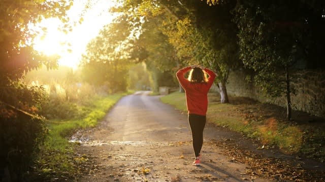 Jalan Kaki 10 Menit Setelah Makan Efektif Turunkan Kadar Gula Darah