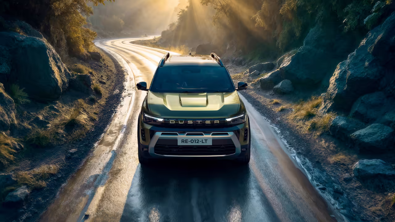 2026 Renault Duster Strong Hybrid E-Tech 160 front three-quarter exterior view