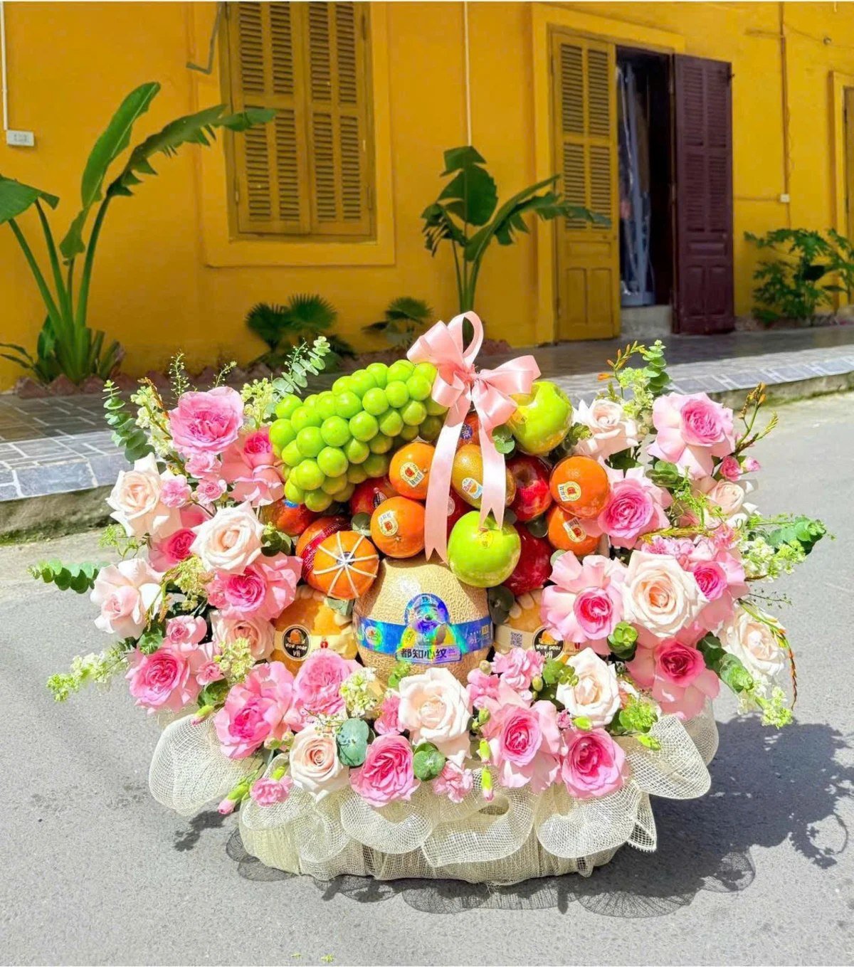 Giỏ trái cây kèm hoa tươi nk251
