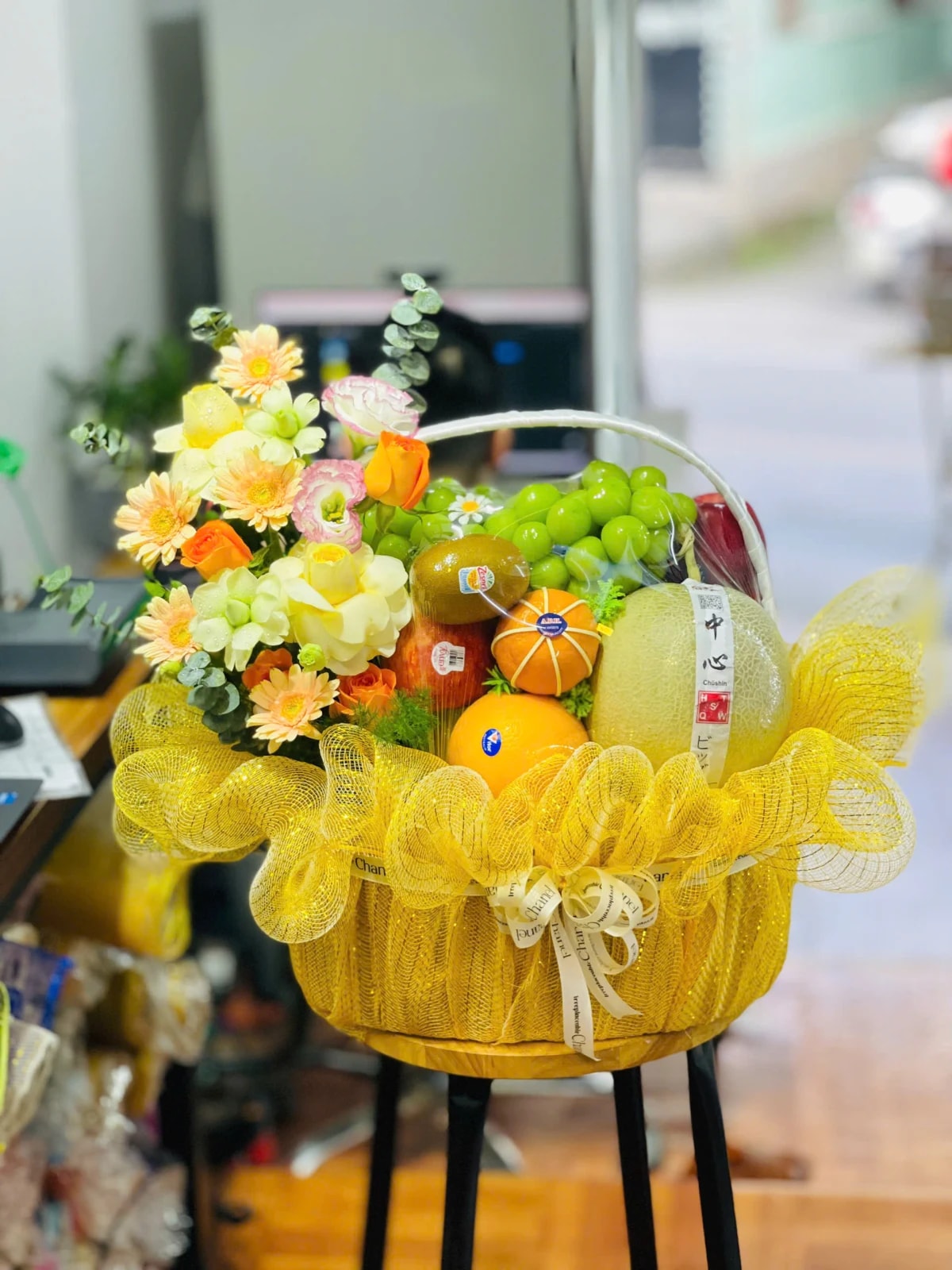 Giỏ trái cây kèm hoa tươi nk254