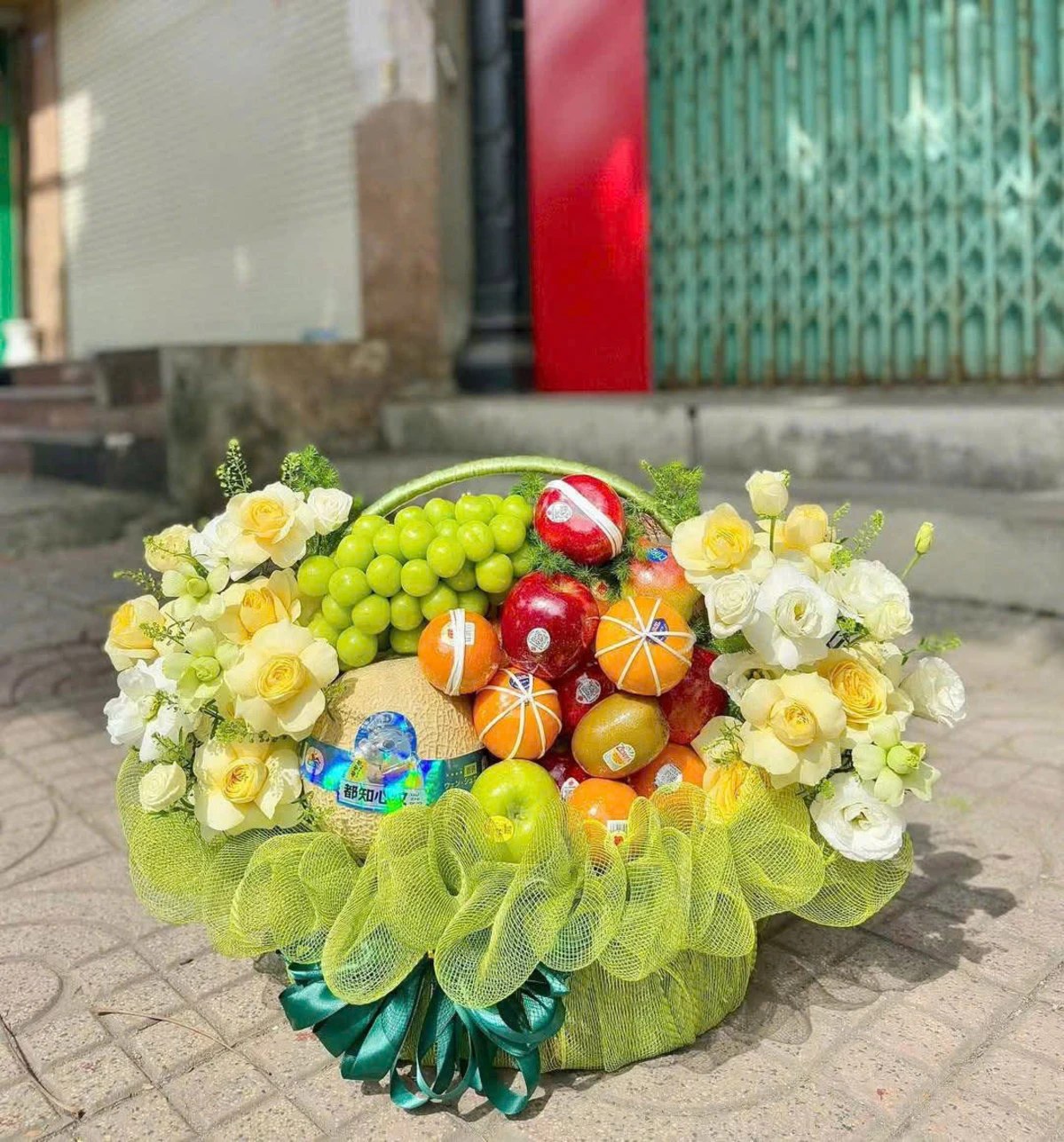 Giỏ trái cây kèm hoa tươi nk263