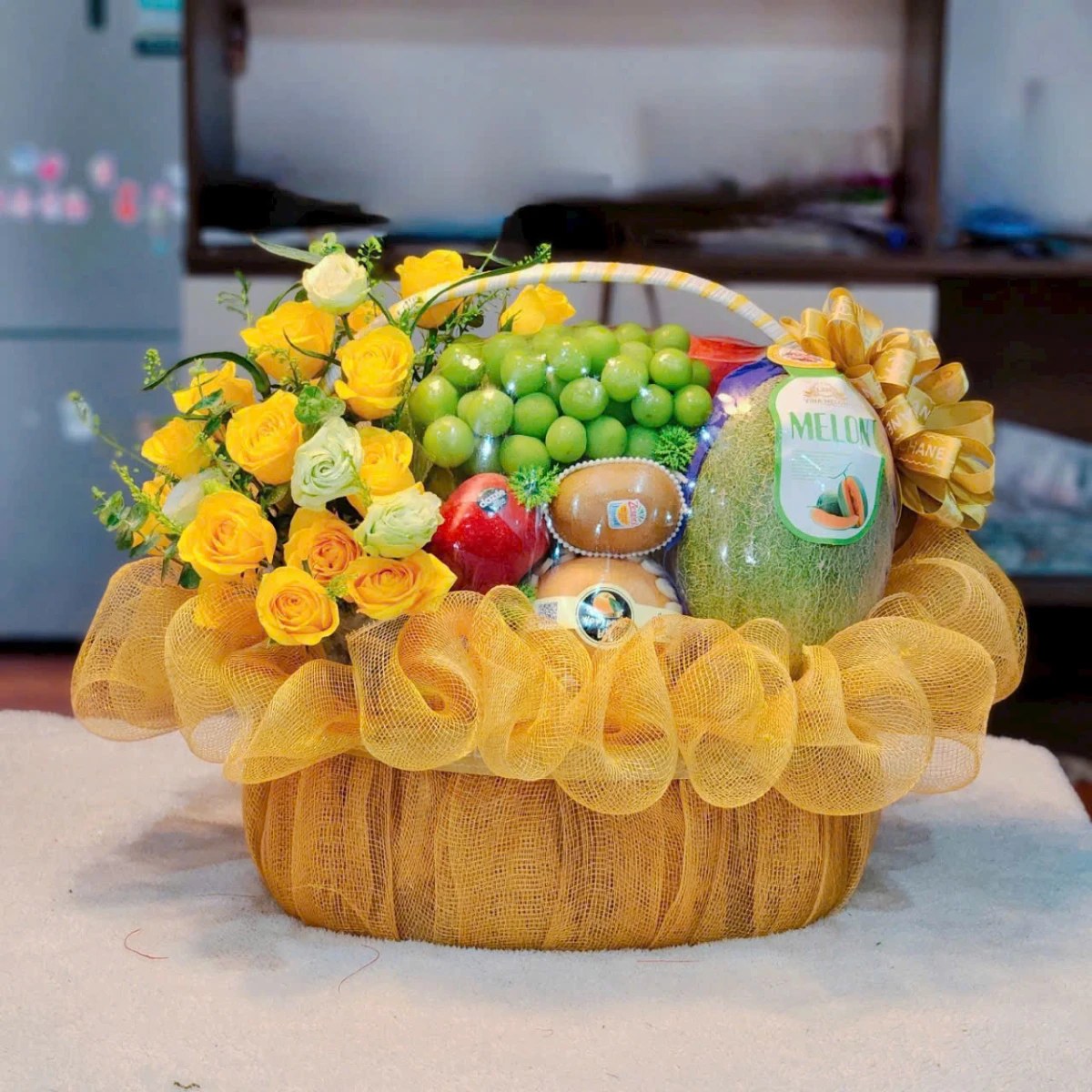 Giỏ trái cây kèm hoa tươi nk264