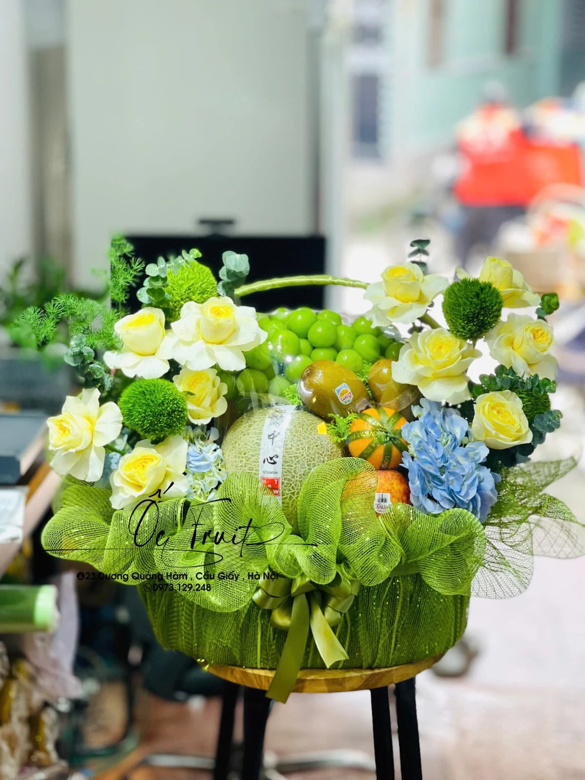 Giỏ trái cây kèm hoa tươi nk266