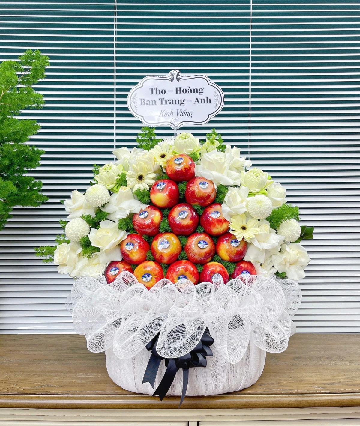 Giỏ táo kèm hoa tươi nk273