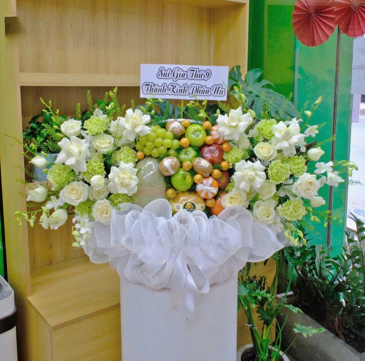 Giỏ trái cây kèm hoa tươi nk278