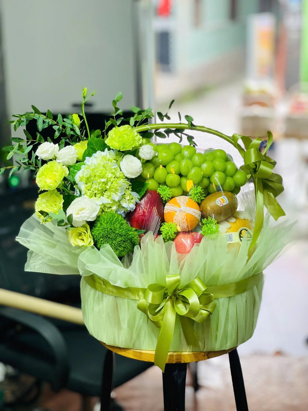 Giỏ trái cây kèm hoa tươi nk285