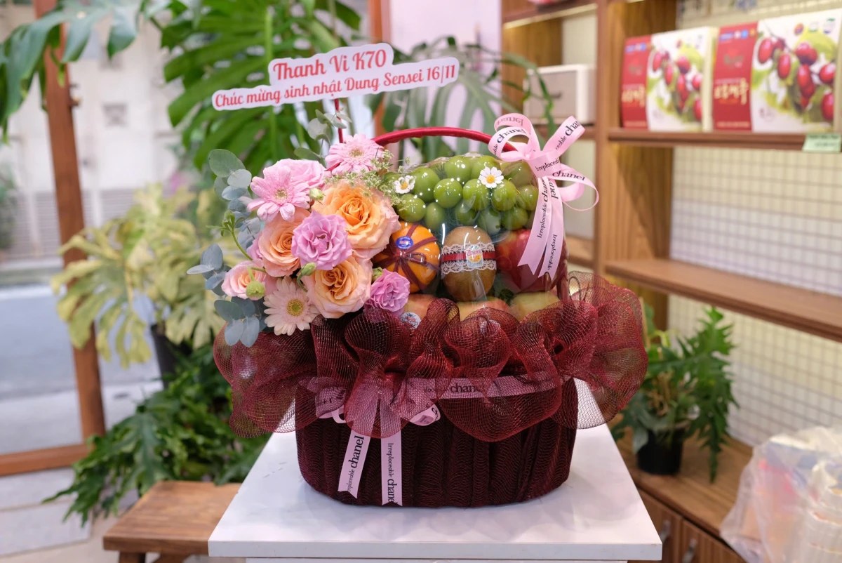 Giỏ trái cây kèm hoa tươi nk295
