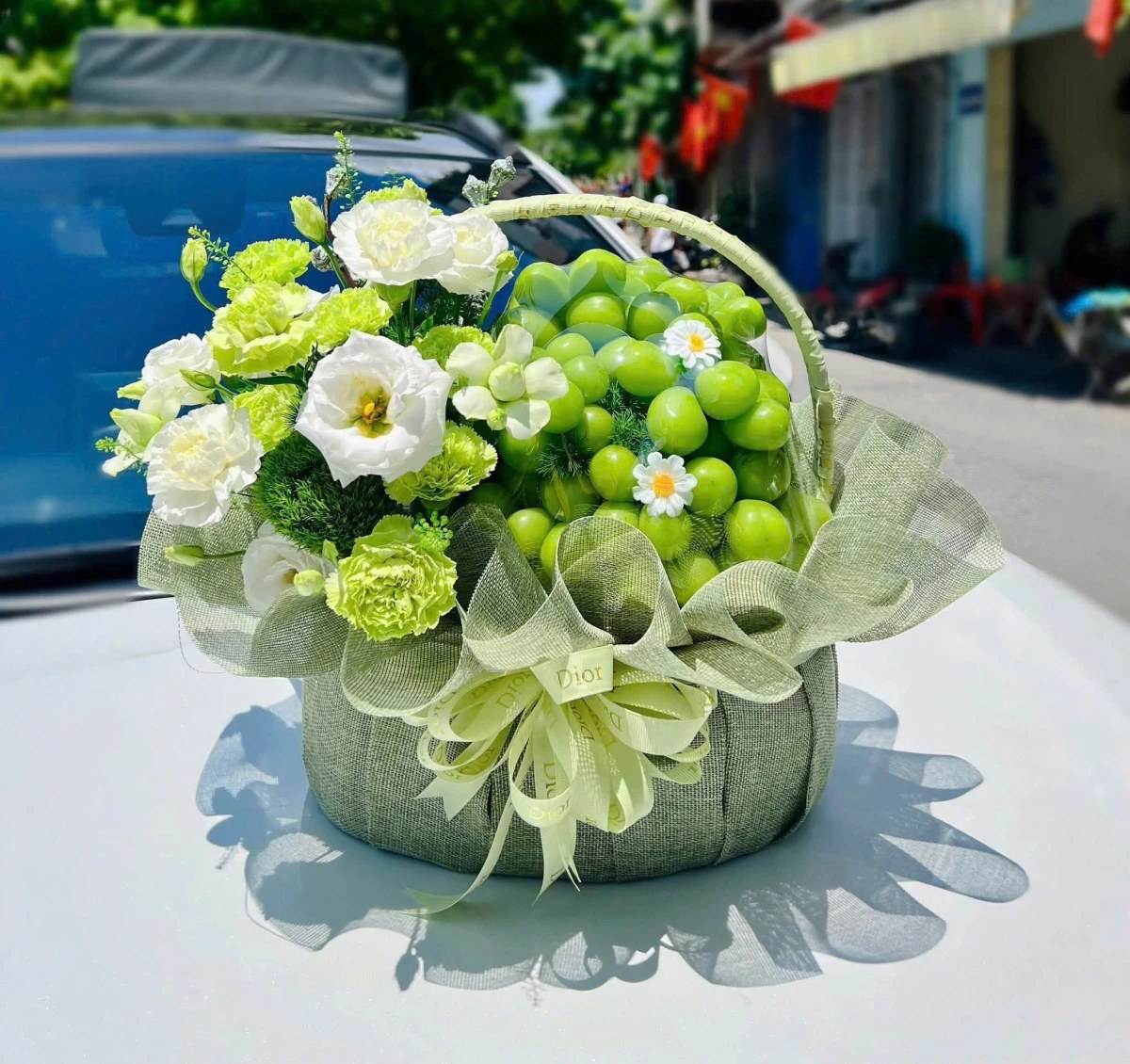 Giỏ nho kèm hoa tươi nk296