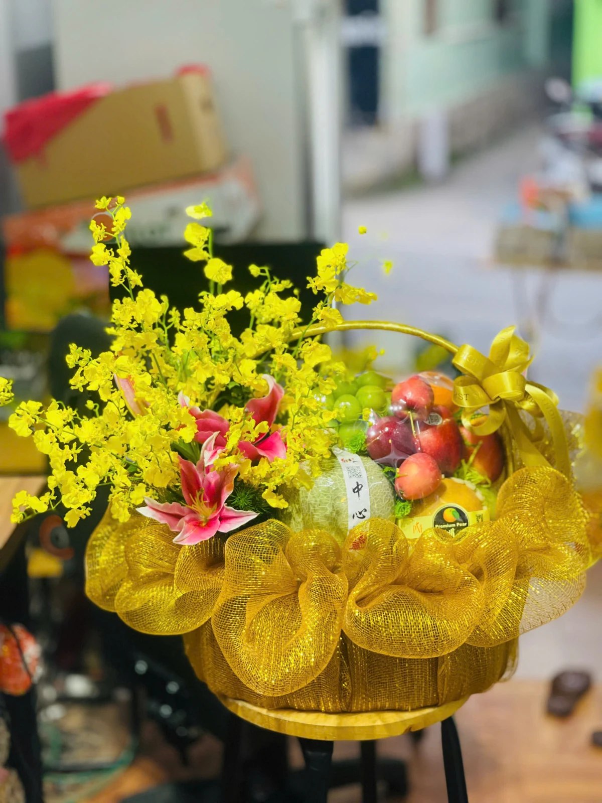 Giỏ trái cây kèm hoa tươi nk300