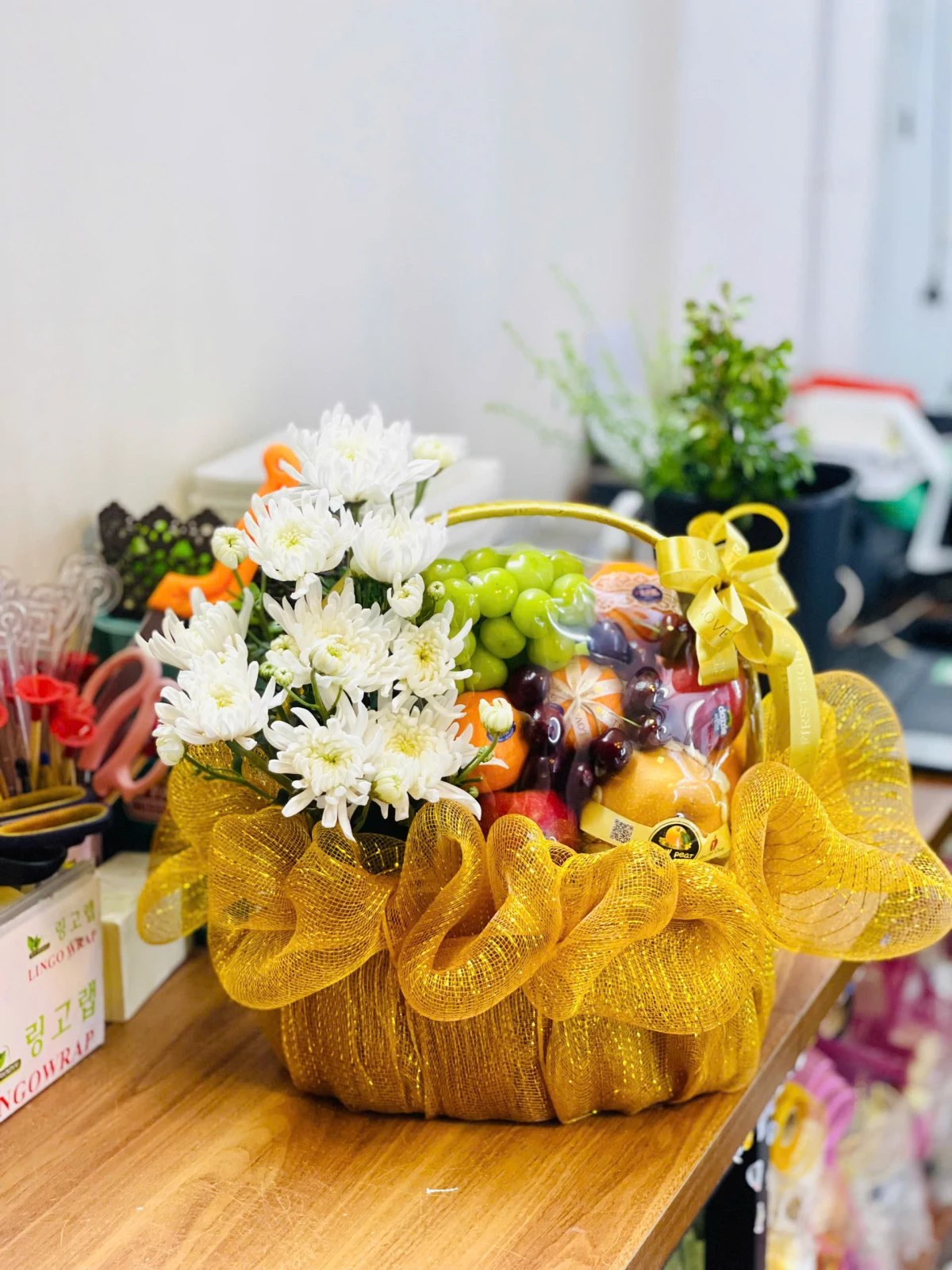 Giỏ trái cây kèm hoa tươi nk304