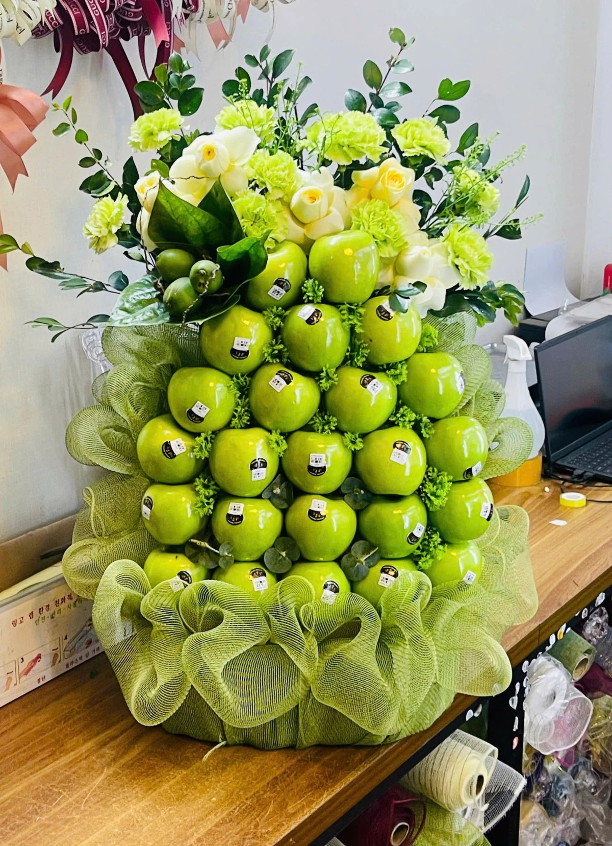 Tháp táo kèm hoa tươi nk309