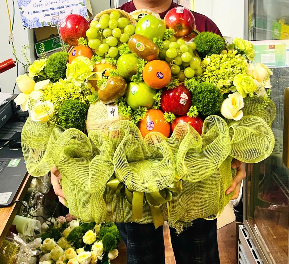 Giỏ trái cây kèm hoa tươi nk313