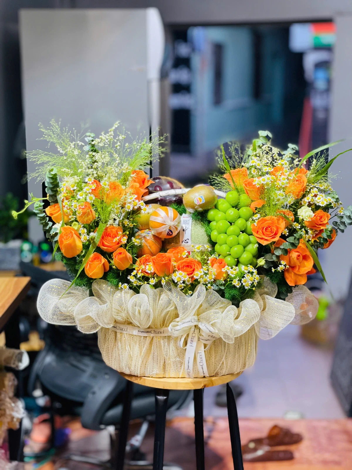 Giỏ trái cây kèm hoa tươi nk252