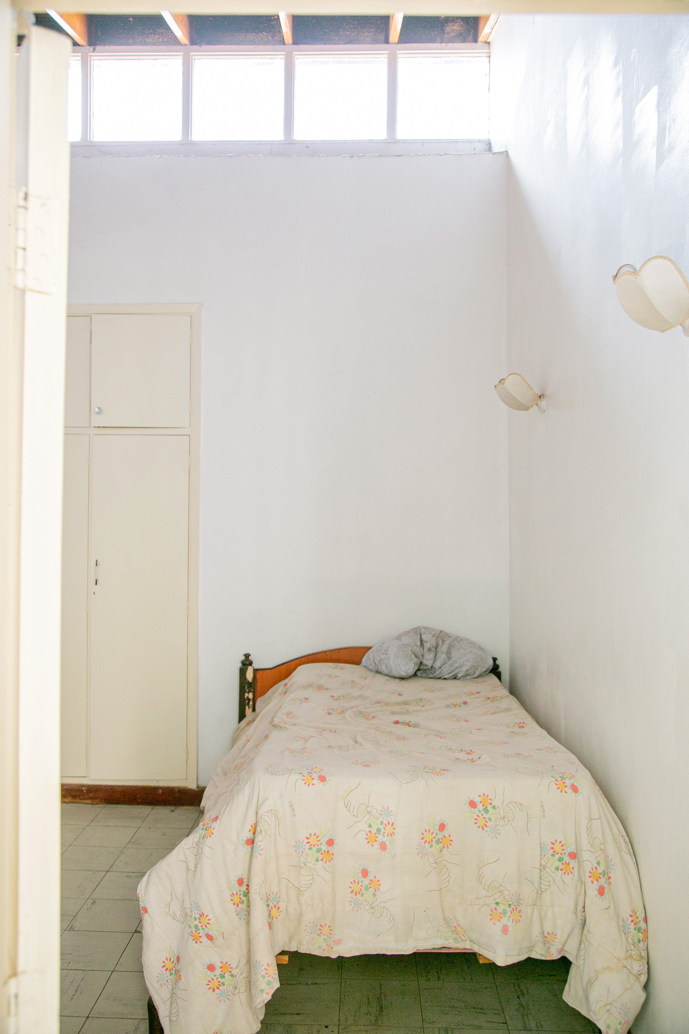 Well-proportioned guest room