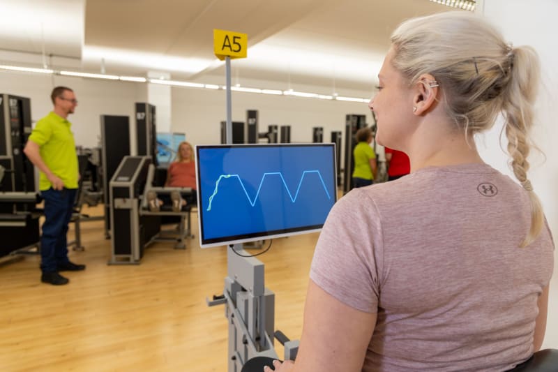 Beckenbodenmaschine bei Gerber Training – Echtzeit-Anzeige der Beckenbodenaktivierung auf dem Bildschirm