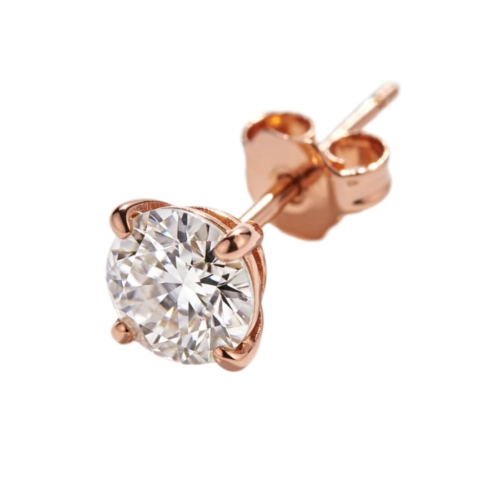 Soleil Rosé Stud — close-up of round brilliant diamond in rose gold