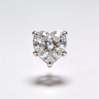 Cœur Lumière Studs — single earring macro