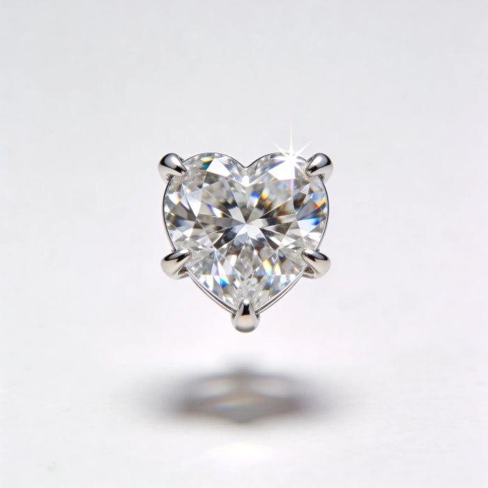 Cœur Lumière Studs — single earring macro close-up