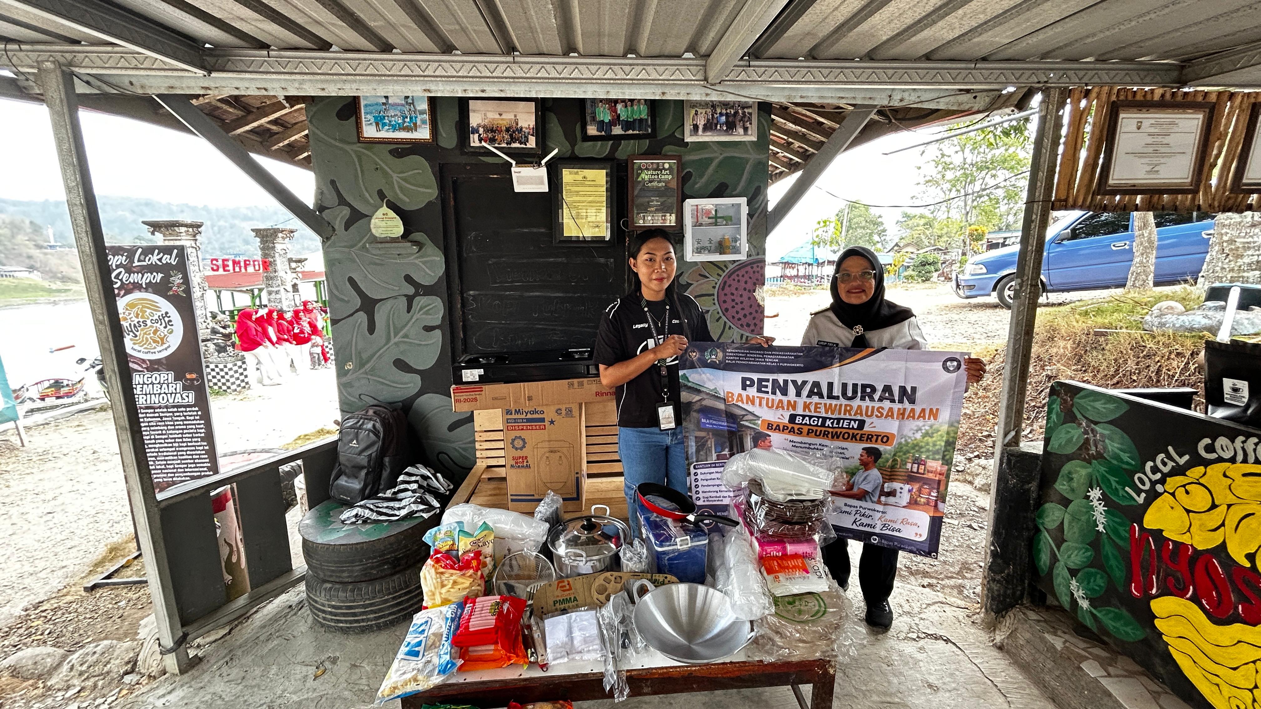 Bapas Purwokerto Dampingi Penyaluran Bantuan Sosial Kewirausahaan bagi Klien Pemasyarakatan