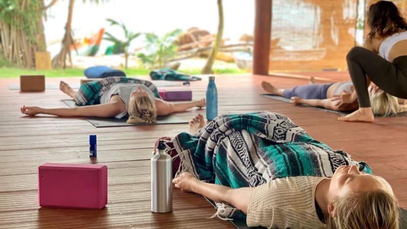 Morgenyoga, landsbyvandring og introduktion til mindfulness og yin yoga