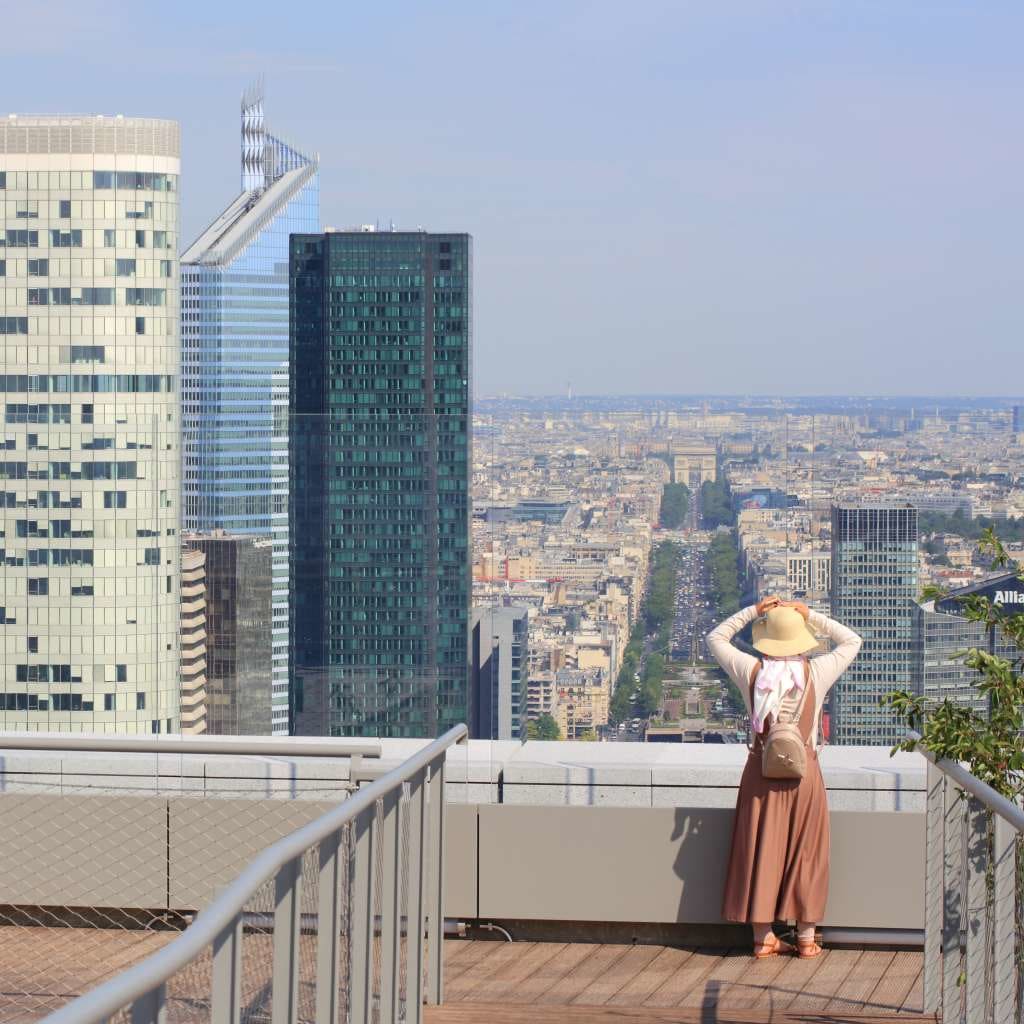 Vue sur l'Arc de Triomphe depuis l'Arche de la Défense