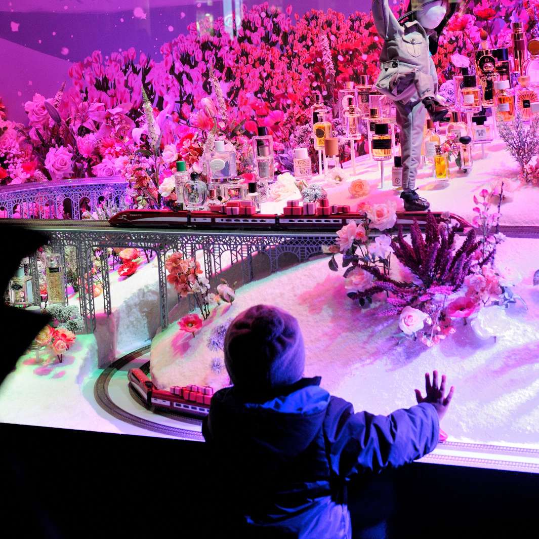 Enfant devant la vitrine animée de Noël au Printemps Haussmann Paris 2017.
