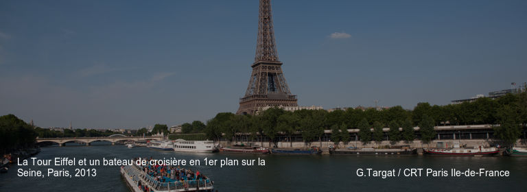 La Tour Eiffel et un bateau de croisière en 1er plan sur la Seine, Paris, 2013 G.Targat / CRT Paris Ile-de-France
