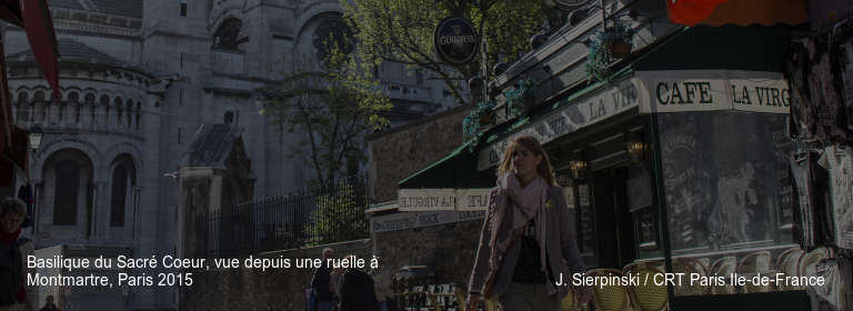 Basilique du Sacré Coeur, vue depuis une ruelle à Montmartre, Paris 2015 J. Sierpinski / CRT Paris Ile-de-France