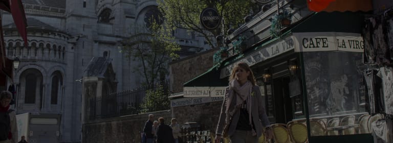 Basilique du Sacré Coeur, vue depuis une ruelle à Montmartre, Paris 2015