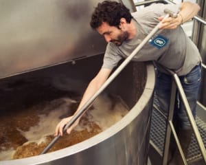 Brasseur en chef en plein brassage à l'aide de son fourquet, brasserie BAPBAP, Paris
