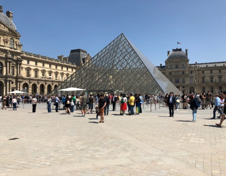 Musée du Louvre, cour Napoléon