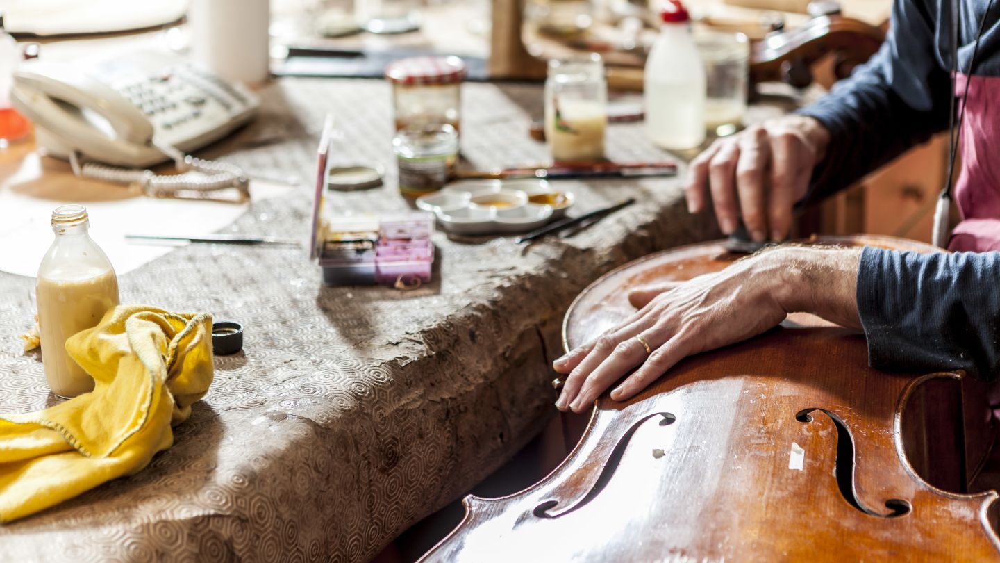 L'atelier de Yann Poret%252C maître luthier Nicolas Scordia