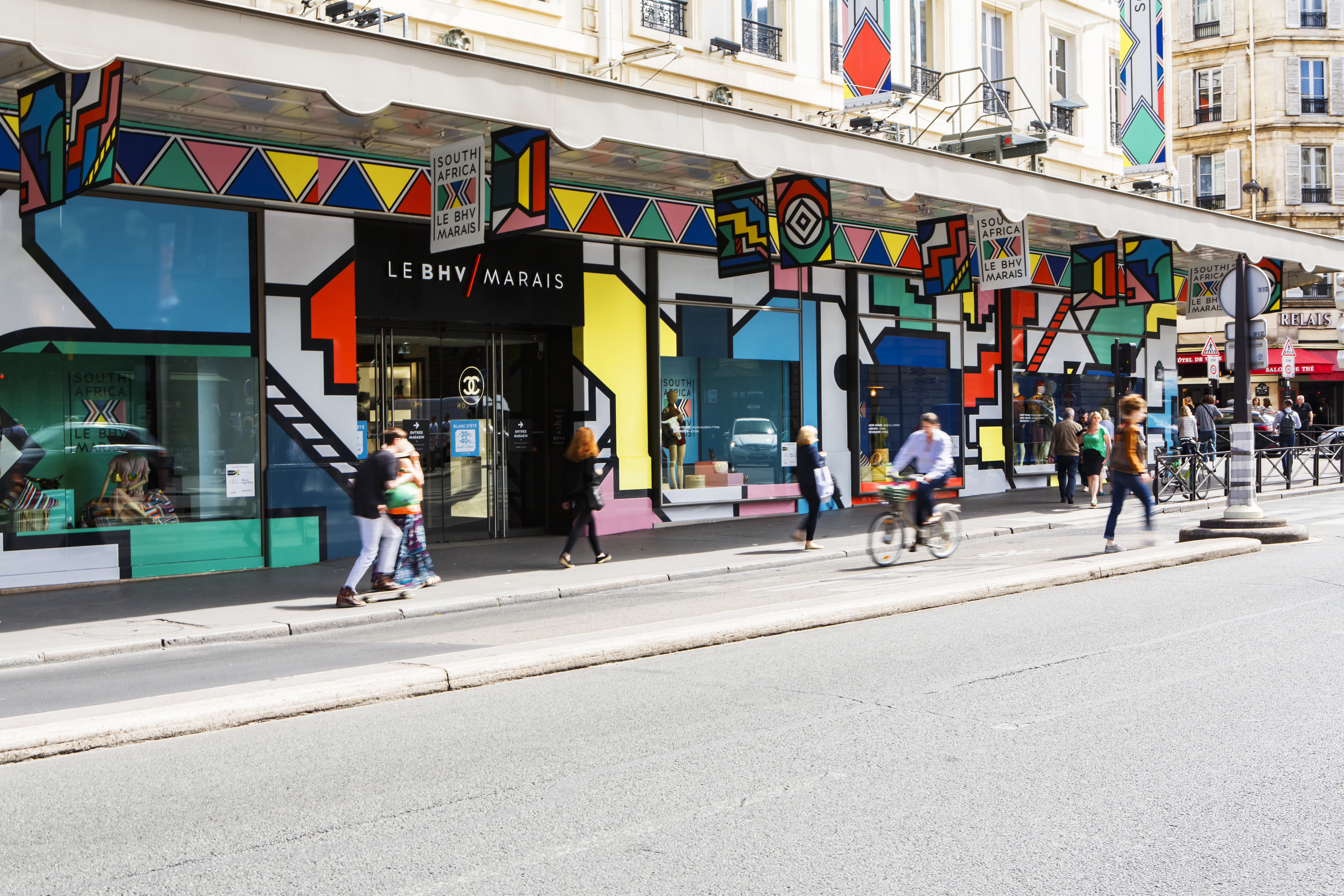 Bazar de l'Hôtel de Ville (BHV)%252C vitrines%252C Paris 2017. Visiteurs à Bercy Village%252C Paris 2017.