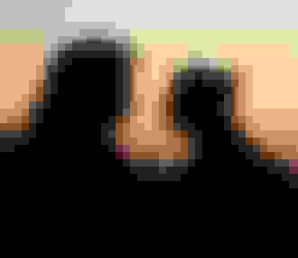 Ombre de deux amoureux au coucher de soleil avec la Tour Eiffel entre eux