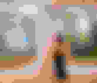 Femme regardant un tableau des Nymphéas au musée Marmottant Monet