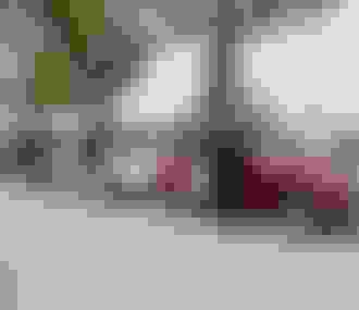 Chauffeurs et leur 2CV devant les Invalides