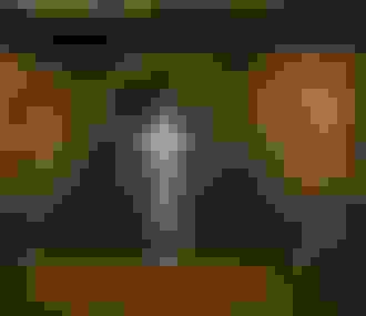 Photo des catacombes avec mur d&%2523039;ossements et de crânes et devant une croix blanche au centre.