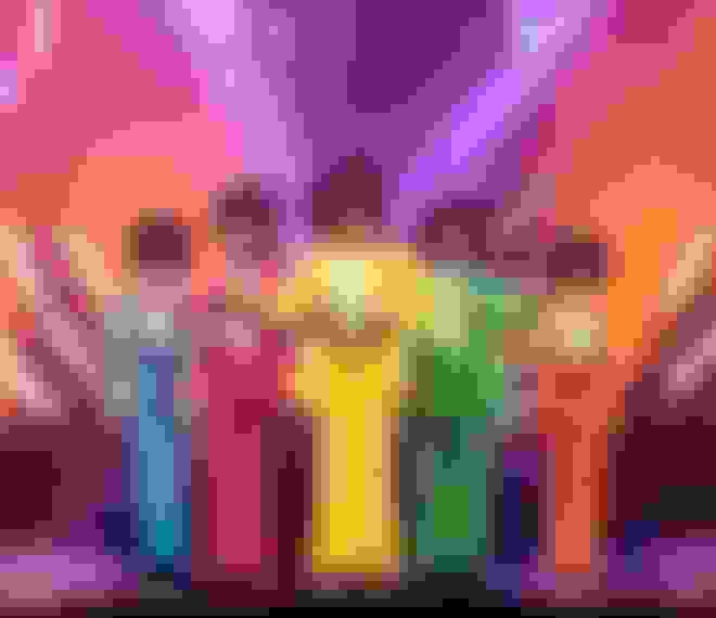 Acteurs en représentation coiffés de coupes afro%252C d&%2523039;habits colorés et de pantalons pattes d&%2523039;éléphant.